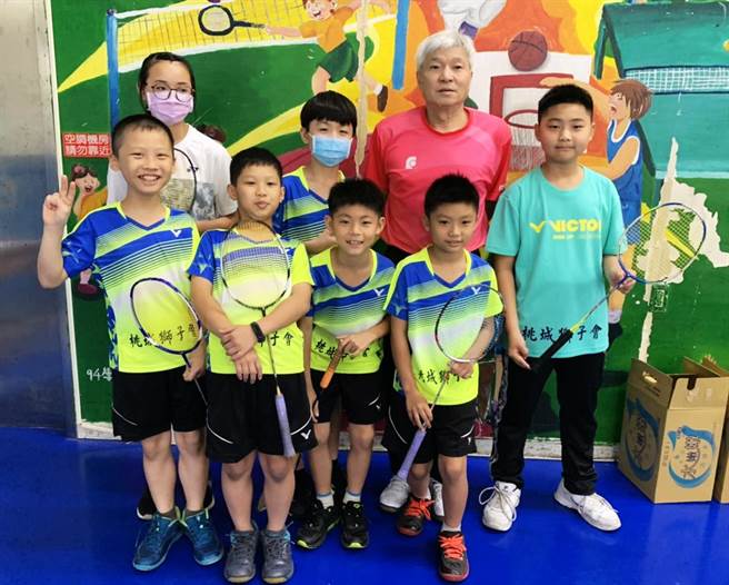嘉义县中埔乡和睦国小羽球队15年来，光全国赛事的冠军奖座就拿过18次。（吕妍庭摄）
