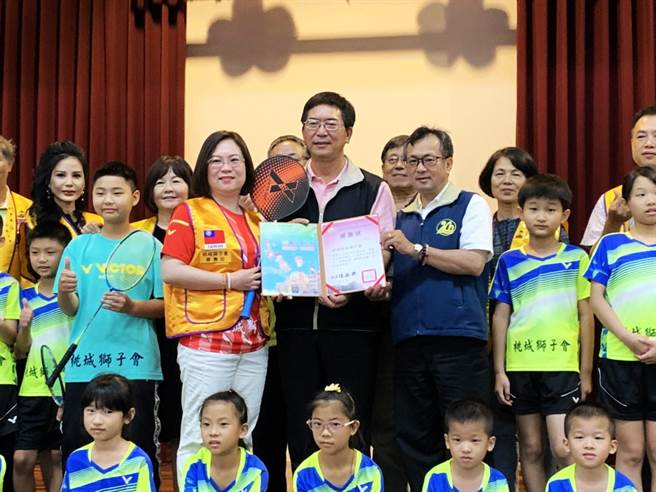 今上午在狮友和上百位师生见证下，嘉义市桃城狮子会会长蔡惠如代表狮子会颁赠经费给校长陈振兴，完成温馨感人的一刻。（吕妍庭摄）