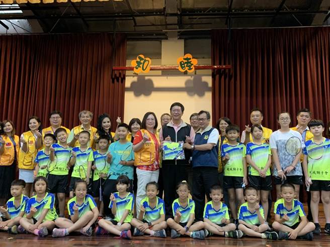 今上午在狮友和上百位师生见证下，嘉义市桃城狮子会会长蔡惠如代表狮子会颁赠经费给校长陈振兴，完成温馨感人的一刻。（吕妍庭摄）