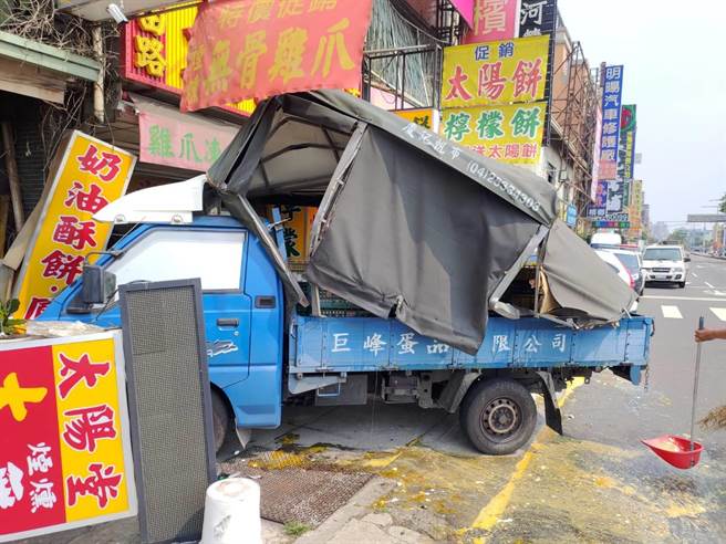 台中一辆大货车右侧后照镜勾到路边人行道停车的一辆自小货车，造成载运鸡蛋的自小货车，衝撞卖太阳饼的店家。（民眾提供／卢金足台中传真）