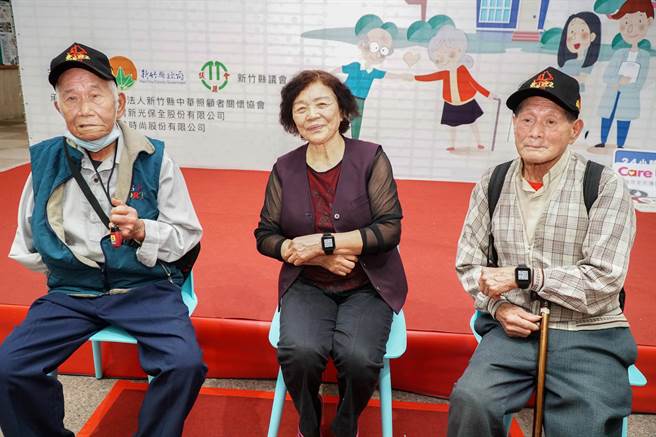 3名獨居老人示範戴上有通報功能的GPS手錶和安心項掛。（羅浚濱攝）
