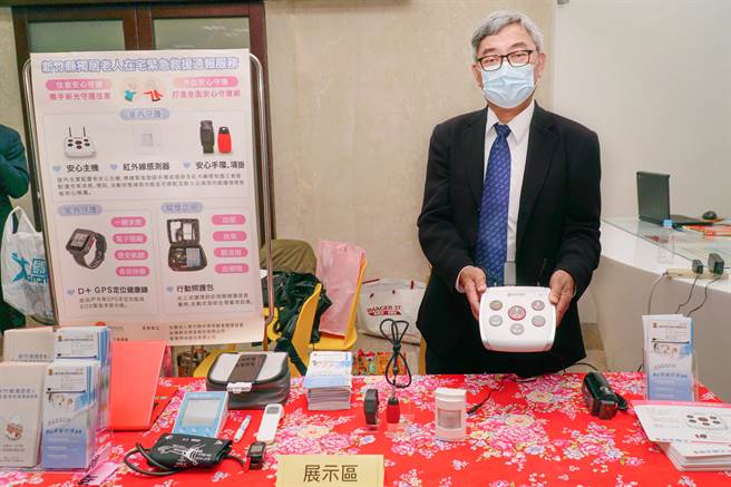 新光保全資深副總魏崑圳說明竹縣「獨居老人緊急救援通報」系統具有「五大服務升級」。（羅浚濱攝）