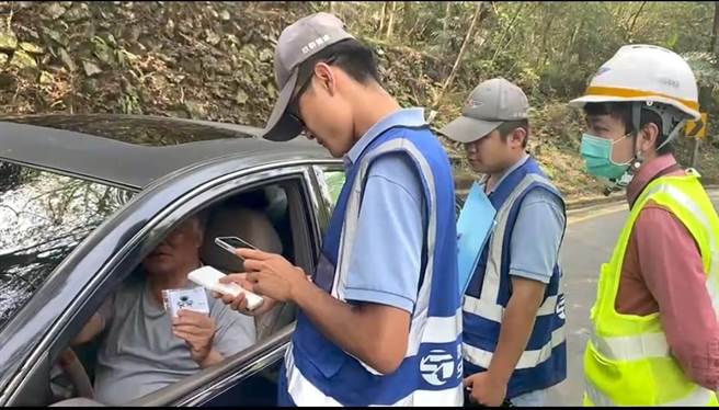 公路总局试办中横便道管理卡，导入无线通讯技术，无线感应30秒即可通关。（谷关工务段提供／王文吉台中传真）