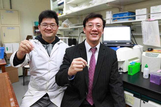 兴大组织工程与再生医学博士学位学程博士周鑫佑（左起）、生医工程研究所教授王惠民合影。（兴大提供／林欣仪台中传真）