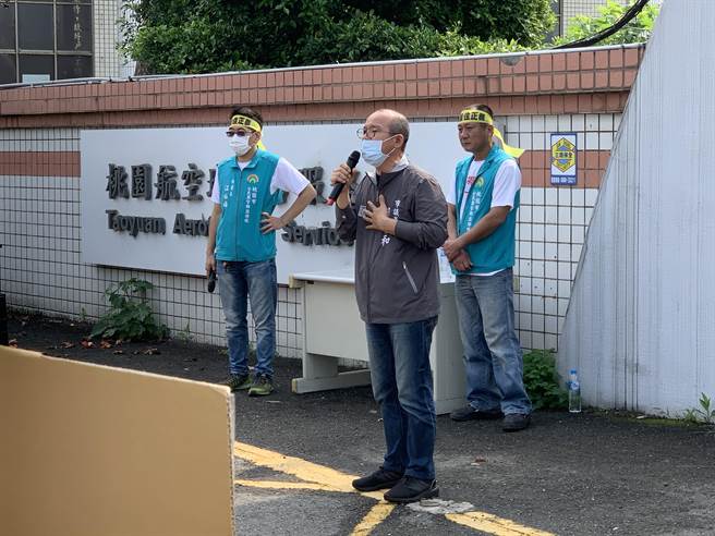 桃園市議員游吾和因替民眾爭取提高評點遲遲未兌現，現場兩度向民眾鞠躬道歉。（姜霏攝）