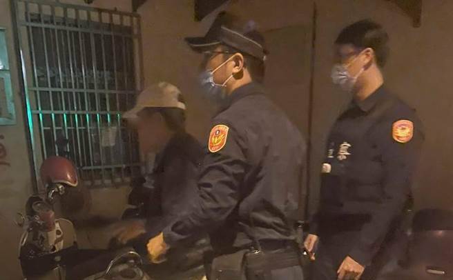 台中市一名老翁晚上外出访友叙旧，无法清楚的分辨方向，找不到回家的路，幸有员警帮忙助他返家。（民眾提供／卢金足台中传真）