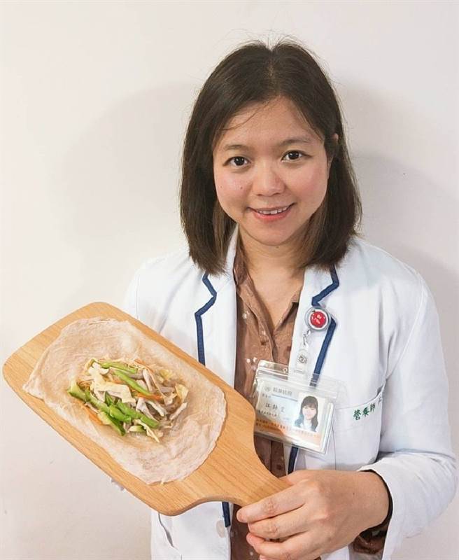 恩主公醫院營養室江詩雯副主任提醒大家，清明節吃潤表只要掌握食材的選擇與代換，控制攝取的份量將潤餅當做正餐來食用，依舊可以吃的健康又美味。(圖/恩主公醫院提供)