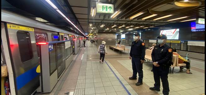 捷运警方31日下午前往龙山寺站加强巡逻、戒护。（警方提供，文：陈鸿伟）