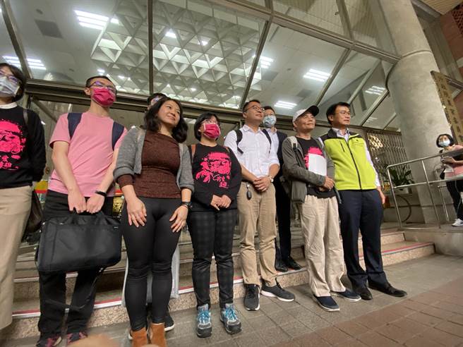 潘忠政表示，雙方在「非核、減煤、救藻礁、降空污」上有著共同目標，但在目前三接遷址、電力供需資訊都不足下，歷經2小時閉門會議後難以達到進一步共識，期望相關部會能提供資料，並依照公投主文內容將三接遷址，這個立場會堅持到底。（李柏澔攝）