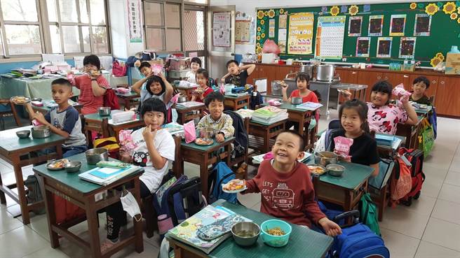 兒童節將屆，嘉義縣番路鄉民和國小請來義大利專業披薩餐飲技術培訓學院Accademia Pizzaioli負責人張碩修與父親張國珍，製作加入在地食材鳳梨、番茄的職人等級披薩給學生吃。（民和國小提供∕呂妍庭嘉義傳真）