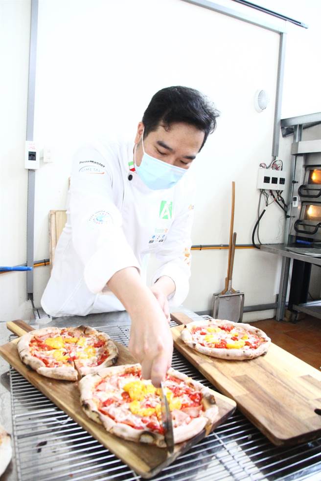 兒童節將屆，嘉義縣番路鄉民和國小請來義大利專業披薩餐飲技術培訓學院Accademia Pizzaioli負責人張碩修與父親張國珍，製作加入在地食材鳳梨、番茄的職人等級披薩給學生吃。（民和國小提供∕呂妍庭嘉義傳真）