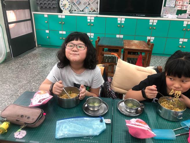 除了職人等級披薩，還有廚神媽媽用心製作的炒麵，讓孩童吃得一臉滿足。（民和國小提供∕呂妍庭嘉義傳真）