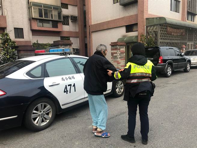 一名長者迷路，警方獲報後鍥而不捨替他找到回家的路。（楊梅分局提供／邱立雅桃園傳真）