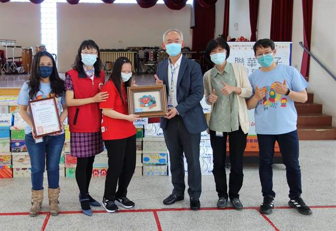 聯電人資長陳進雙（右3）在兒童節前夕，贈送210份「希望之盒」禮物給身心障礙大小朋友，為服務對象歡度兒童節，送上溫暖關懷和祝福。 （仁愛基金會提供／陳育賢新竹傳真）