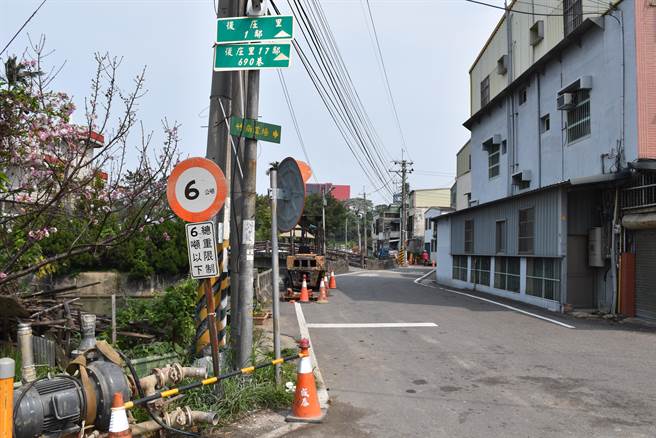 头份市信义路至公义路间新道路，是以信义路690巷为基准道路，加以拓宽完成。（谢明俊摄）