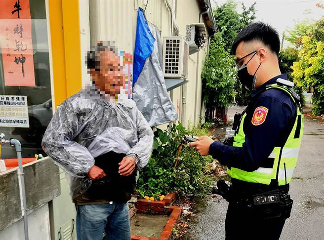 老翁雨天，骑脚踏车外出，忘了要去哪里、也忘了回家的路，全身湿透的他正彷徨无助，幸雾峰分局四德派出所员警及时出现给予协助。（雾峰分局提供／黄国峰台中传真）