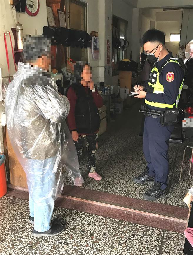 雾峰分局四德派出所员警，协助迷路的巫姓老翁找到弟媳妇。（雾峰分局提供／黄国峰台中传真）