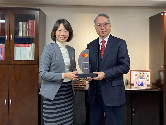 左为万事达卡台湾区总经理陈懿文，右为上海商银总经理林志宏。（万事达卡提供）