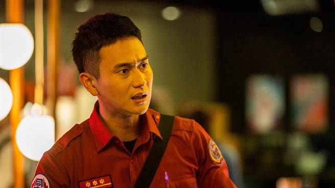 劉冠廷詮釋與體制抗爭的正義消防員。（公共電視、myVideo提供）