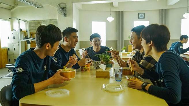 劉冠廷不論戲裡戲外都與分隊感情融洽。（公共電視、myVideo提供）