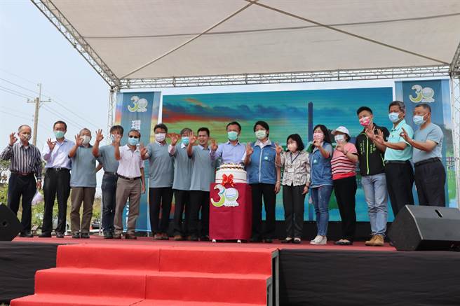 嘉义县环保局今日适逢30周年，邀请歷任局长及退休同仁回娘家。（张毓翎摄）