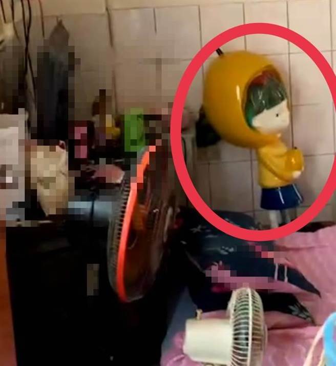 警方在郑卧室床头旁找到失窃的「枇杷公主」。（台中市太平警分局提供／张妍溱台中传真）