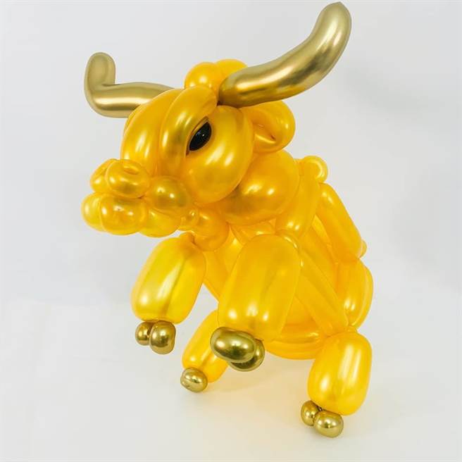 2021.03.31台中市▲国美馆今年儿童节推出「扭转艺象 创意魔幻秀」活动，以镇馆之宝《水牛群像》为主题，教大小朋友DIY可爱创意气球水牛。（国美馆提供／陈淑芬台中传真）