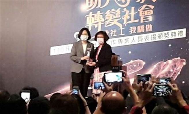 蔡英文总统(左)今出席110年全国社工专业人员表扬典礼。(朱真楷摄)
