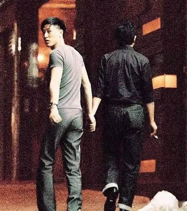 唐鶴德牽起張國榮的手，回眸一瞬間被捕捉下來。（圖/翻攝自微博）