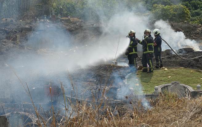 台中市雾峰区第一公墓，31日又因民眾烧杂草引发火烧山，出动雾峰分队等3个分队协助灭火。（黄国峰摄）