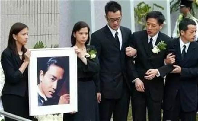 唐鶴德在張國榮的喪禮上哭到站不穩。（圖/翻攝自微博）