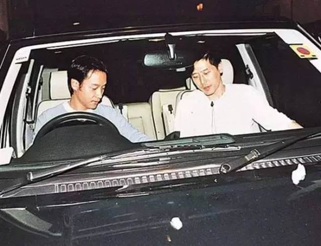 兩人看得高調，多次被拍到出雙入對的身影。（圖/翻攝自微博）