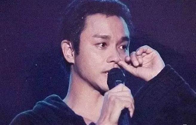 張國榮在演唱會上對台下的唐鶴德唱《月亮代表我的心》。（圖/翻攝自微博）