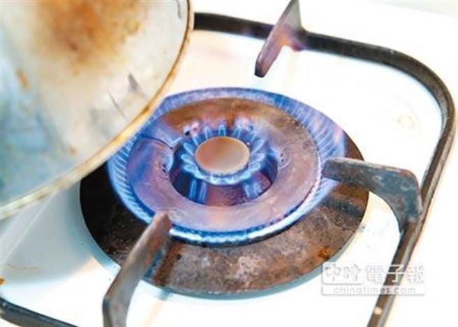 電價不調整後，中油決定天然氣價不再凍漲，宣布明日起每度漲幅近6％。(圖／本報資料照)