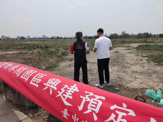 運動局長李昱叡31日前往台中足球運動休閒園區預定位址履勘，瞭解現地狀況。（台中市府提供／盧金足台中傳真）