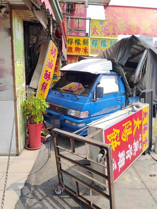 台中一辆大货车右侧后照镜勾到路边人行道停车的一辆自小货车，造成载运鸡蛋的自小货车，衝撞卖太阳饼的店家。（民眾提供／卢金足台中传真）