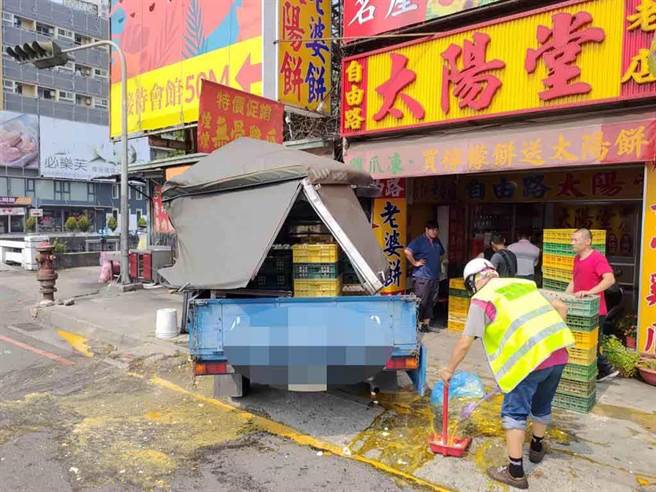 台中一辆大货车右侧后照镜勾到路边人行道停车的一辆自小货车，造成载运鸡蛋的自小货车，衝撞卖太阳饼的店家。（民眾提供／卢金足台中传真）
