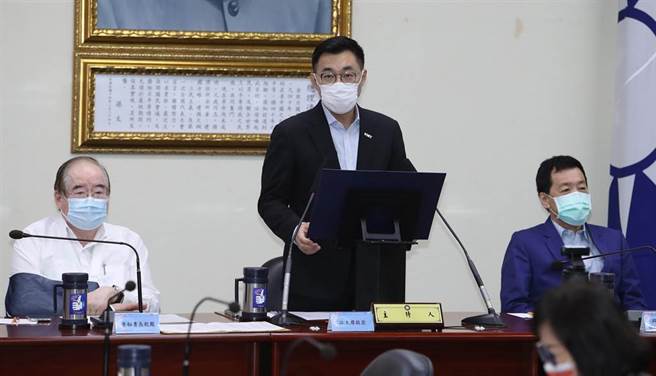 台灣缺水問題持續，國民黨主席江啟臣（中）31日主持中常會時致詞表示，民進黨強徵農田水利會，但一年過去，水利設施沒有改善，農業用水高漏水率依舊，讓農民背負不白之冤，莫名成為耗水的代罪羔羊。（劉宗龍攝）