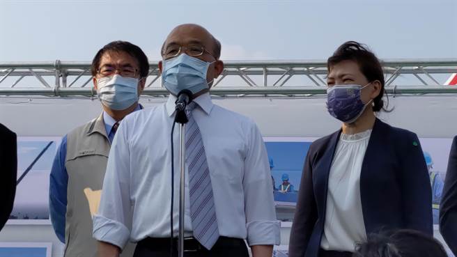 针对国台办公布台湾凤梨有虫照片，行政院长苏贞昌表示，希望双方在互惠、互利的原则上往来。（庄曜聪摄）