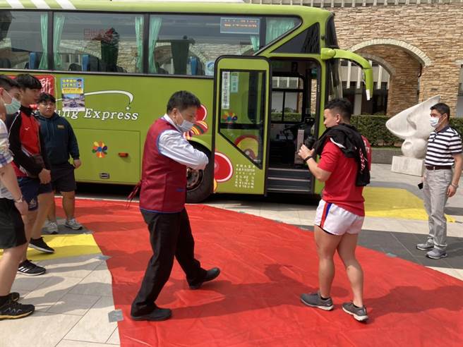 警方请监理所将公车实际开到校园内，由资深公车驾驶解说视觉死角及防御驾驶的观念。(翻摄照片／林郁平台北传真）