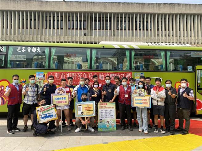 北市信义警分局与台北医学大学校方合作办理「危险感知交通安全宣导体验活动」。(翻摄照片／林郁平台北传真）