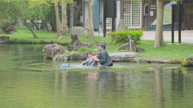 张哲豪（右）、李珞晴为戏落水。（民视提供）
