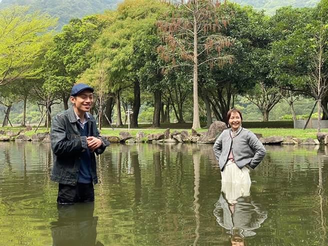 李珞晴（右）、张哲豪为戏落水。（民视提供）