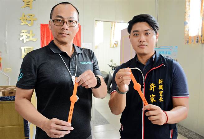 屏东市33岁里长许家纬（右）获得业者赞助，提供里内独老配戴健康手环，以即时掌握对方身体状况。（林和生摄）