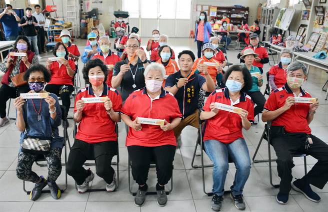 健康手环业者提供赞助，让屏东市新兴里独居长辈皆得获得免费手环，藉此让里长掌握里民身体状况。（林和生摄）