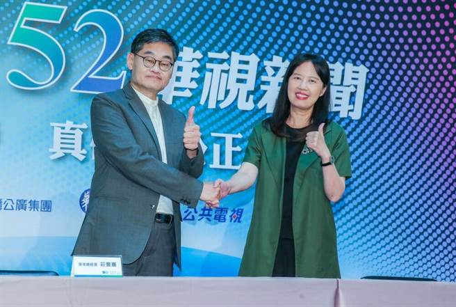 公广集团新闻频道筹备小组随即在同日下午举办说明会，华视总经理庄丰嘉（左）、公视代总经理徐秋华亲上火线说明。。（粘耿豪摄）