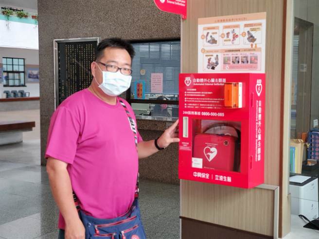 全台有1万多个公共场所AED（自动体外电击器），报案者若能担任第一时间反应者，将可大幅提升患者存活率。（周丽兰摄）