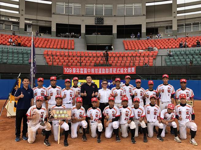 109学年度学生棒球运动联赛国中硬式组31日正式落幕，第一名新北二重、第二名高市忠孝、第三名东县卑南、第四名东大体中。（台东县政府提供／蔡旻妤台东传真）