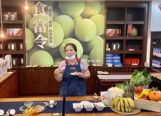 信义乡农会推出食农教育，由古信维老师指导游客手作蔬食。（廖志晃摄）