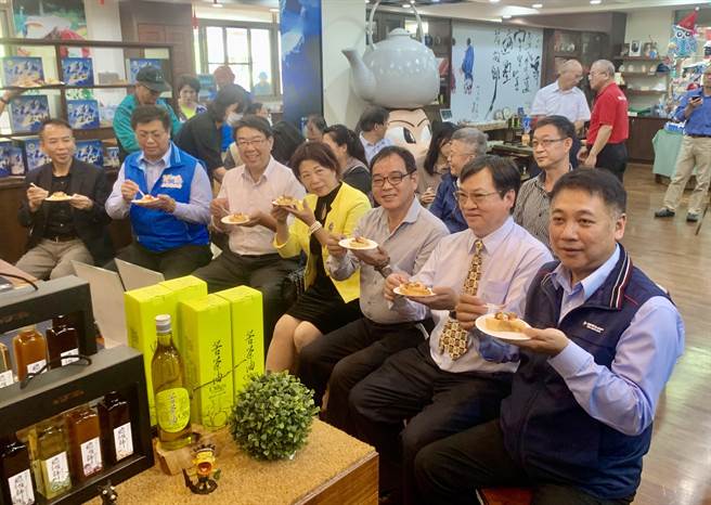 「鲜煮食」品尝无烟料理。（廖志晃摄）